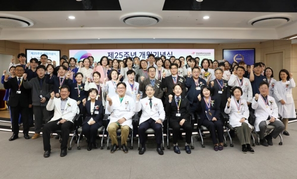 한림대학교성심병원(병원장 유경호)은 3월 6일 제2별관 5층 일송문화홀에서 개원 25주년 기념식을 열고 의료서비스 강화와 디지털·스마트 의료 선도병원으로의 도약을 다짐했다.