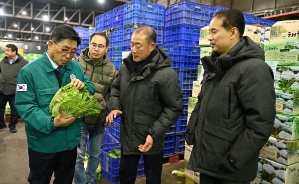 가락시장 채소 수급 상황 점검 현장-한국농수산식품유통공사 김춘진 사장(좌측 1번째)