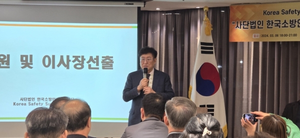 허수탁 이사장이 인사말을 하고 있다.