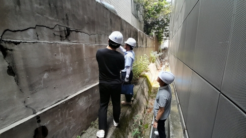 ▲ 강남치매안심센터 공영주차장 담장 점검 [사진= 강남구 제공]
