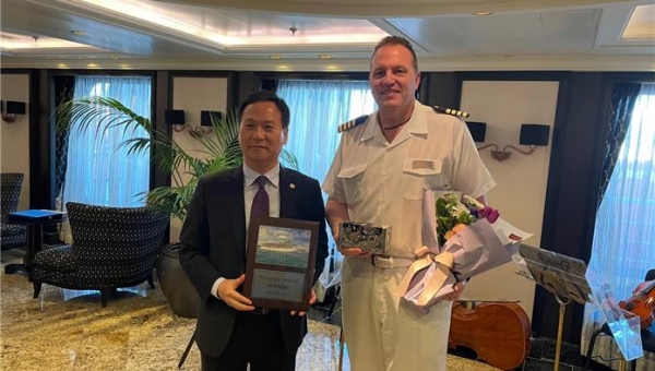 인천시는 미국 선적 크루즈인 오세아니아 크루즈(Oceanania Cruise)사의 리비에라호(Riviera, 6만6천톤급)가 승객 1,238명과 승무원 800명 등 총 2,038명을 태우고 3월 8일 인천항 크루즈터미널에 입항했다.