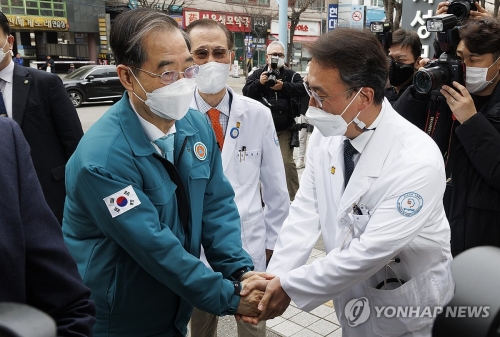 전공의를 중심으로 한 의사들의 집단행동이 계속되고 있는 11일 오후 한덕수 국무총리가 의료 현장의 상황 청취를 위해 서울 영등포구 뇌혈관전문 명지성모병원을 방문해 의료진과 인사하고 있다.