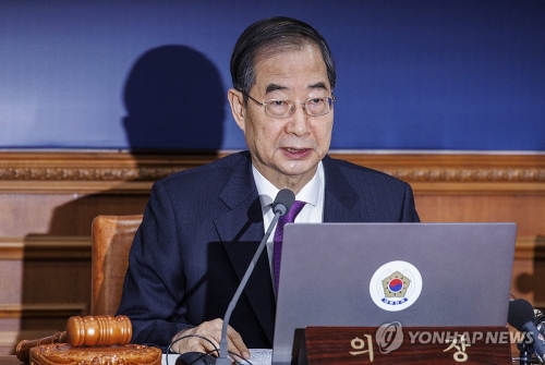 한덕수 국무총리가 12일 오전 서울 종로구 정부서울청사에서 열린 국무회의에 참석해 전공의를 중심으로 한 의사 집단행동의 중단을 촉구와 현업 복귀 호소 발언을 하고 있다.