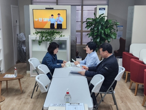 ▲ 성동 필수·플랫폼 노동자 쉼터에서 상담프로그램이 진행되는 모습 [사진= 성동구 제공]