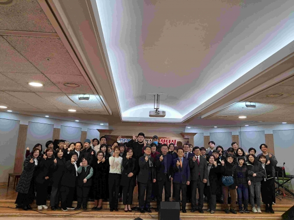 성남시 발달장애인 부모합창단 창단식이 13일 분당구 야탑동 할렐루야교회에서 열려 관계자들이 기념촬영을 하고 있다.