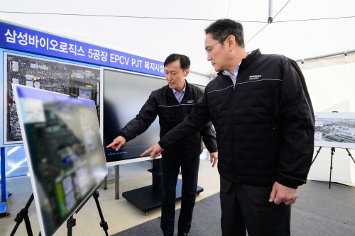 삼성바이오로직스 인천사업장을 찾은 이재용 회장이 5공장 건설 현장에서 관계자 브리핑을 듣고 있다.