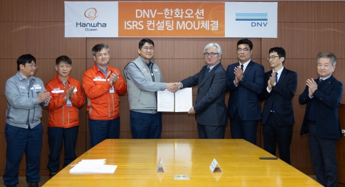 한화오션 조선소장 이길섭 부사장(왼쪽에서 네번째)과 DNV Business Assurance Korea 이장섭 대표이사(왼쪽에서 다섯번째)이 ISRS 등급 평가 컨설팅 양해각서를 체결했다.[사진=한화오션]