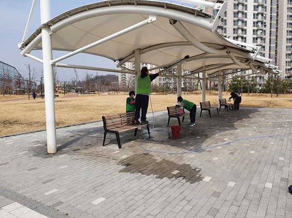 봄맞이 성남시내 모란근린공원 내 벤치 청소 중(사진제공=성남시)