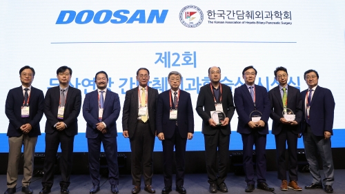22일 열린 '제2회 두산연강 간담췌외과학술상' 시상식에서 두산연강재단 박용현 이사장(왼쪽 다섯번째)과 수상자인 부산대학교병원 서형일 교수, 한양대학교병원 최동호 교수, 서울대학교병원 박준성 교수(왼쪽 여섯번째부터 순서대로) 등 주요 참석자들이 기념사진을 촬영하고 있다.[사진=두산연강재단]