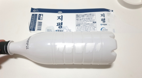 지평주조 '지평생막걸리' 페트병은 타사 제품과 달리 '흰색'이 들어가 있다. [사진 = 안솔지 기자]