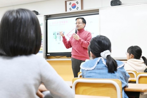 최상목 부총리 겸 기획재정부 장관이 25일 오후 세종시 해밀초등학교를 방문해 일일 경제선생님으로 '퀴즈로 배우는 경제' 수업을 진행하고 있다.[사진=기획재정부]