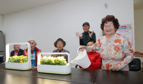 ▲ 성동구 관내 경로당에서 어르신이 반려 식물에 물을 주고 있다. [사진= 성동구 제공]