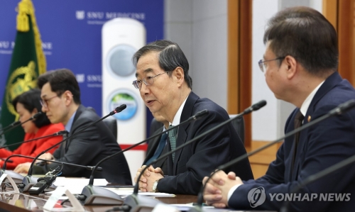 한덕수 국무총리가 26일 오후 서울 종로구 서울대 연건캠퍼스 내 의과대학 대회의실에서 열린 의료계 관계자들과 의료 개혁 현안 논의를 위한 간담회에서 발언하고 있다.