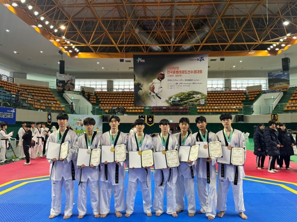 2024년도 전국종별 태권도선수권대회 입상자(사진제공=인천대학교)