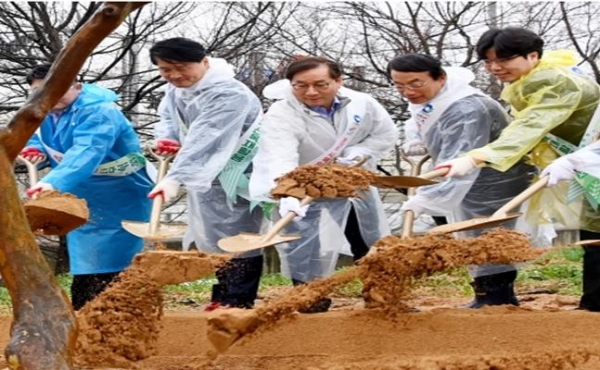 기념 식수 모습(사진제공=인천시)