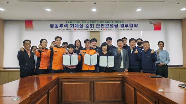(가운데 왼쪽) 영통구주민자치협의회 김옥인 사무국장 (가운데) 수원소방서 영통119 왕영철 안전센터장 (가운데 오른쪽) 한국지역난방공사 수원사업소 윤지현 지사장