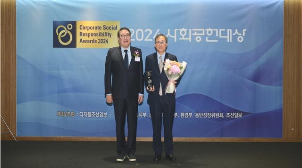 한국고용정보원은 지속 가능한 사회공헌 활동을 통해 더불어 살기좋은 사회를 만들어가는데 기여한 공로를 인정받아 디지틀조선일보에서 주관한 2024 사회공헌대상 시상식에서 '특별상'을 수상했다.(조선일보 김영수 대표이사(좌), 한국고용정보원 신종각 부원장(우))