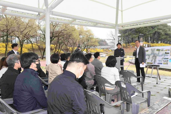 원주시 벤치마킹단에게 탄천수질, 생태하천 복원사업, 탄천 현황 등을 설명 중인 이진찬 성남부시장(사진제공=성남시)
