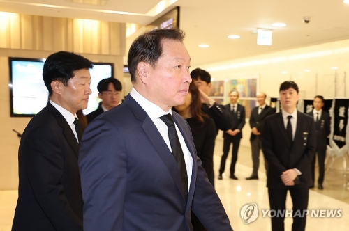 최태원 SK그룹 회장이 1일 오후 서울 서대문구 세브란스병원 장례식장에 마련된 고(故) 조석래 효성그룹 명예회장 빈소로 향하고 있다.