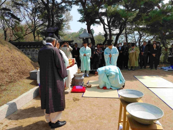 다산연구소(대표 김태희)와 경기문화재단 실학박물관(관장 김필국)은 오는 4월 7일 남양주시 다산 정약용 묘역에서 '다산 정약용 선생 서세 188주기 묘제 및 헌다례'를 지낼 예정이다.