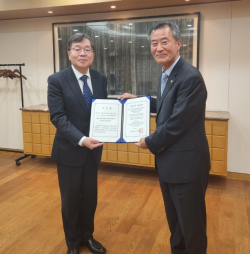 인천시는 4월 2일 해사전문법원 인천유치 범시민운동본부(본부장 김유명, 공동대표 전종해, 집행위원 이광호, 로시스 남승희 대표)와 함께 법원행정처를 방문해 배형원 신임 법원행정처 차장을 만나 법원 유치에 적극 협조해 줄 것을 건의했다.