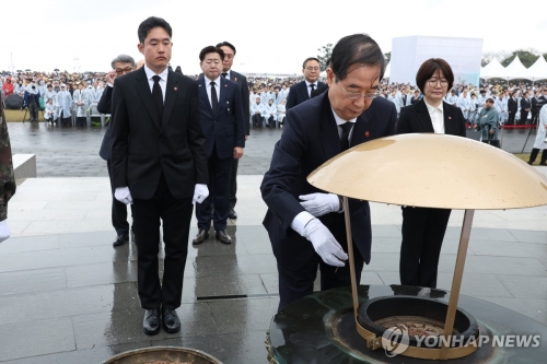 한덕수 국무총리가 3일 오전 제주시 4·3 평화공원(또는 4.3 평화교육센터)에서 열린 4·3 희생자 추념식에 참석해 분향하고 있다.