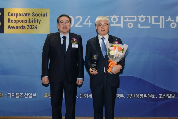 (좌측부터) 김영수 디지틀조선일보 대표이사, 우측 장기원 수원여자대학교 총장