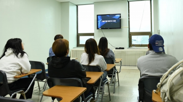 원주운전면허시험장에서 운전면허시험 응시자들이 응시 전 교통안전교육을 수강하고 있다. (사진제공=도로교통공단)