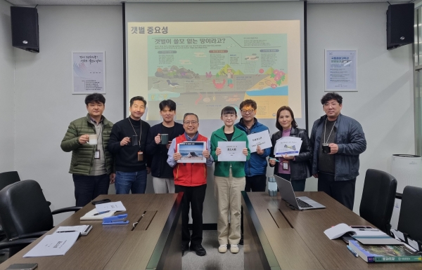 경북 울진군에 위치한 국립해양과학관(관장 김외철, 이하 과학관) 임·직원이 자기개발과 역량강화를 위해 학습공동체 '공·소·시·효'를 구성하고 매주 운영한다.