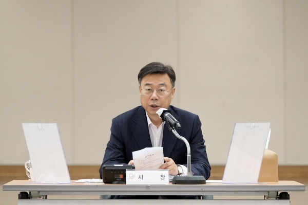신상진 성남시장은 4일 확대간부회의에서 "해빙기를 맞아 담당자가 직접 현장을 확인해 공공시설 안전 점검을 철저하게 시행하라"며 "봄 행사철 맞아 각종 행사에 대비해 유형별로 안전 매뉴얼을 수립해 안전사고 제로화를 위해 만전을 기해 달라"고 지시했다.