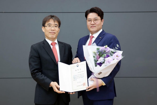 코레일유통이 2024 코리아그랜드세일 우수 참여기업으로 문화체육관광부 장관상을 수상했다. (우측) 코레일유통 유원종 유통사업본부장, (좌측) 문화체육관광부 박종택 관광정책국장