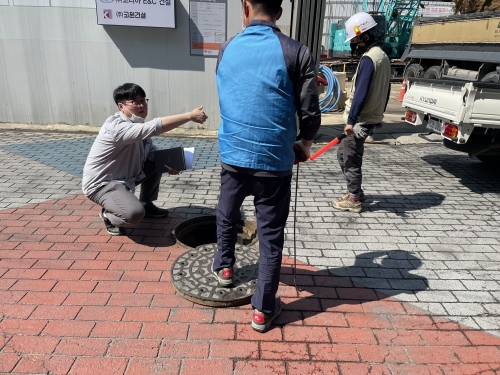 ▲ 점검반이 대형공사장 주변 하수시설물을 점검하고 있다. [사진= 성동구 제공]