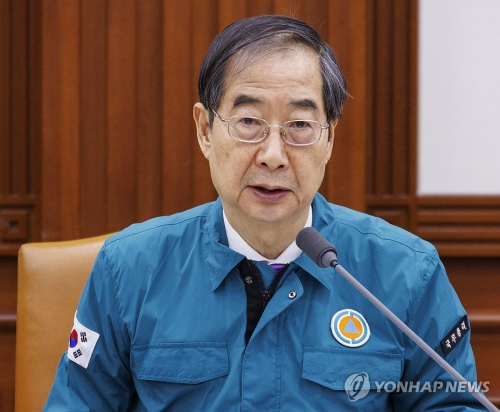 한덕수 국무총리가 5일 오후 서울 종로구 정부서울청사에서 열린 의사 집단행동 대응 중앙재난안전대책본부 회의에 참석해 전날 윤석열 대통령과 박단 대한전공의협의회(대전협) 비상대책위원회 위원장과의 만남에 대한 정부의 입장을 설명하고 있다.