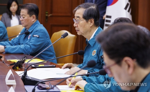 한덕수 국무총리가 5일 오후 서울 종로구 정부서울청사에서 열린 의사 집단행동 대응 중앙재난안전대책본부 회의에 참석해 정부가 추진중인 의료 개혁에 대한 방향에 대해 설명하고 있다.