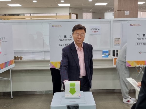 신상진 성남시장이 중원구 하대원동 행정복지센터 사전투표소에서 투표하는 모습