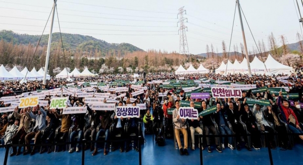 인천시 인천대공원사업소는 2025 아시아태평양경제협력체(APEC) 정상회의 인천 유치를 기원하며 지난 6일부터 7일까지 이틀간 개최한 '인천대공원 범시민 벚꽃축제'를 성황리에 마쳤다.