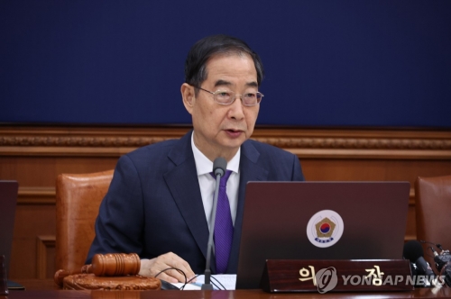 한덕수 국무총리가 11일 오전 서울 종로구 정부서울청사에서 열린 국무회의에 참석해 발언하고 있다.