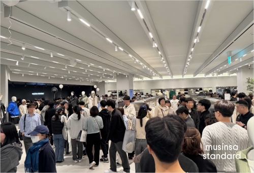 지무신사 스탠다드 롯데몰 수원점에 고객들이 대거 몰렸다. 사진=무신사<br>