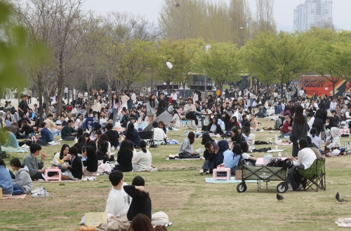 지난 10일 오후 서울 여의도한강공원을 찾은 시민들이 봄 정취를 만끽하고 있다. 사진=연합뉴스
