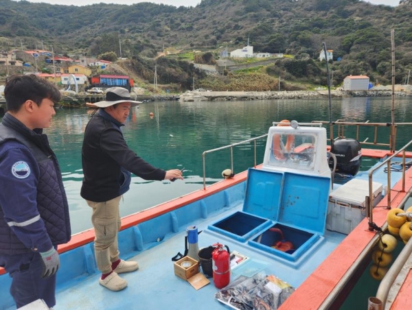 한국해양교통안전공단(KOMSA) 검사원이 전남 완도군 여서도 명예 검사원에게 어선 원격검사 방법을 안내하고 있다.