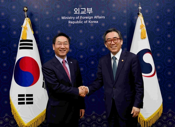 유정복 인천광역시장이 15일 서울 종로구 외교부에서 2025 APEC 정상회의 인천유치를 위해 조태열 외교부 장관을 만나 악수하고 있다.