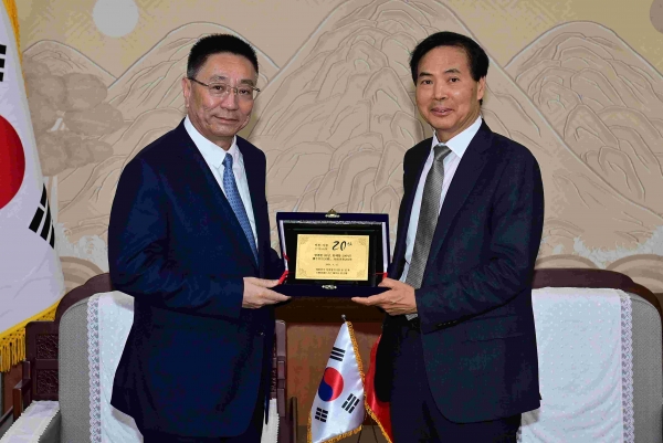 황효진 인천시 글로벌도시정무부시장이 15일 시청 대접견실에서 중국 산둥성 바이위강(白玉刚) 상무위원을 접견하고 기념품을 교환하고 있다.