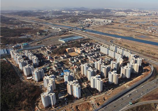 인천시는 계양구 귤현동 306-1번지 일원 귤현구역 도시개발사업이 실시계획 인가 15년 만에 마침내 준공해 입주민 재산권 행사 제약이라는 오랜 문제를 해소할 수 있게 됐다.