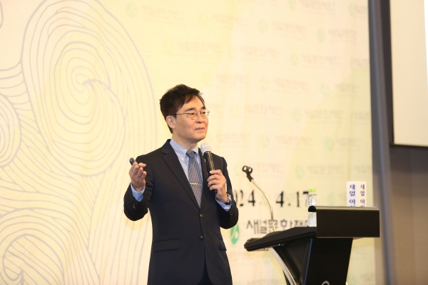 조명우 인하대학교 총장이 17일 쉐라톤그랜드인천호텔 3층 그랜드볼룸에서 열린 '제442회 새얼아침대화'에 나와 '인천, 하와이, 인하 70년'을 주제로 강연하고 있다.