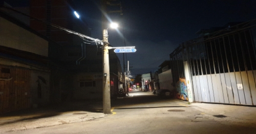 ▲ 노후 보안등을 고효율 친환경 보안등으로 교체 후 모습 [사진= 성동구 제공]