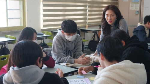 LG생건, 폭력예방교육 '학교야 웃자!'로 인권존중문화 전파