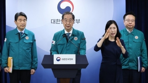 한덕수 국무총리와 관계 장관들이 19일 오후 서울 종로구 정부서울청사에서 열린 의과대학 증원관련 특별 브리핑에 참석해 거점국립대 총장들이 건의한 의대 정원 조정 건의에 대한 정부의 입장을 설명하고 있다.