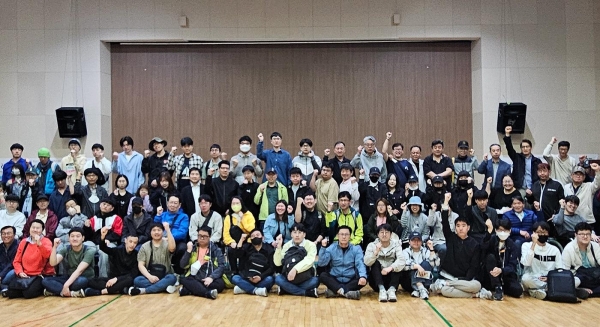 한국장애인고용공단 일산직업능력개발원 훈련생과 교직원들이 함께한 봄맞이 체육행사 단체 기념촬영 모습