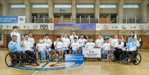 코웨이 블루휠스 휠체어농구단이 고양특례시장컵 제 29회 홀트전국휠체어농구대회에서 우승을 차지했다. 코웨이 블루휠스 선수들과 관계자들이 기념촬영을 하고 있다.