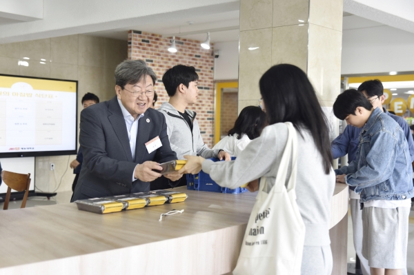 이남식 재능대 총장은 23일 제물포캠퍼스 자율관 1층 라운지에서 김밥, 바나나, 건강음료 등의 아침밥을 배식하며 학생들에게 응원의 말을 전했다.(사진제공=재능대학교)